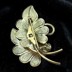 Vintage Ivy Leaf Brooch Pin Goldtone Filigree Etched Detail Garden Fairy MCM 2”