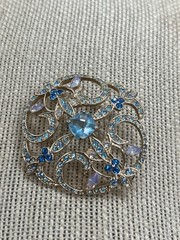 Pretty 1.82″ Gold tone metal blue and clear stone brooch