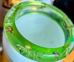 VINTAGE LUCITE BUG ANT INSECT BOTANICAL BANGLE BRACELET ORIG GOLD FOIL STICKER