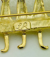 Signed Lady Remington Vintage Polished Gold 7 Cats On Wall Pin Brooch