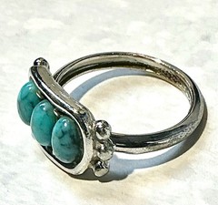 Vintage 1976 Avon Desert Azure Ring Faux Turquoise Cabochons Silver Tone SZ 5.25