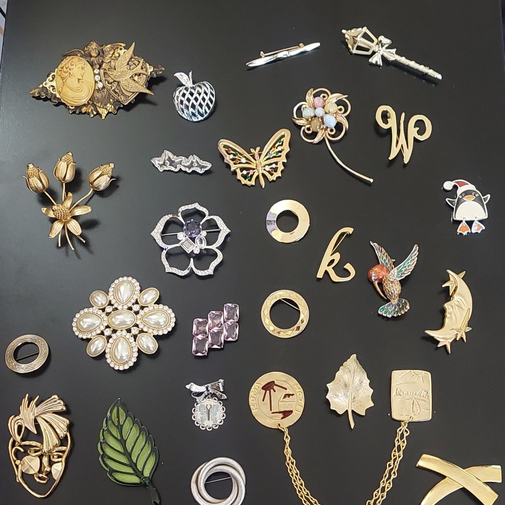 Lot of 26 Vintage Estate Jewelry Costume Brooches Pin Brooch Mix Metal