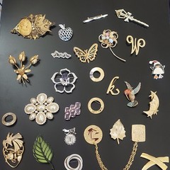 Lot of 26 Vintage Estate Jewelry Costume Brooches Pin Brooch Mix Metal