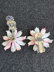 VTG 1960s Mod Red White Blue Enamel Daisy Clip on Earrings