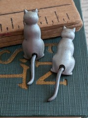 Vtg JJ Dangling Tail Articulated Kitty Cat Kitten Post Earrings Brushed Metal