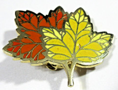 VTG HALLMARK CARDS METAL FALL AUTUMN LEAVES Brooch pin Yellow orange gold tone