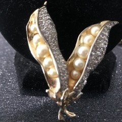 Very Rare vintage ￼Jomaz, for Joseph Mazer, Two Peas in a Pod brooch