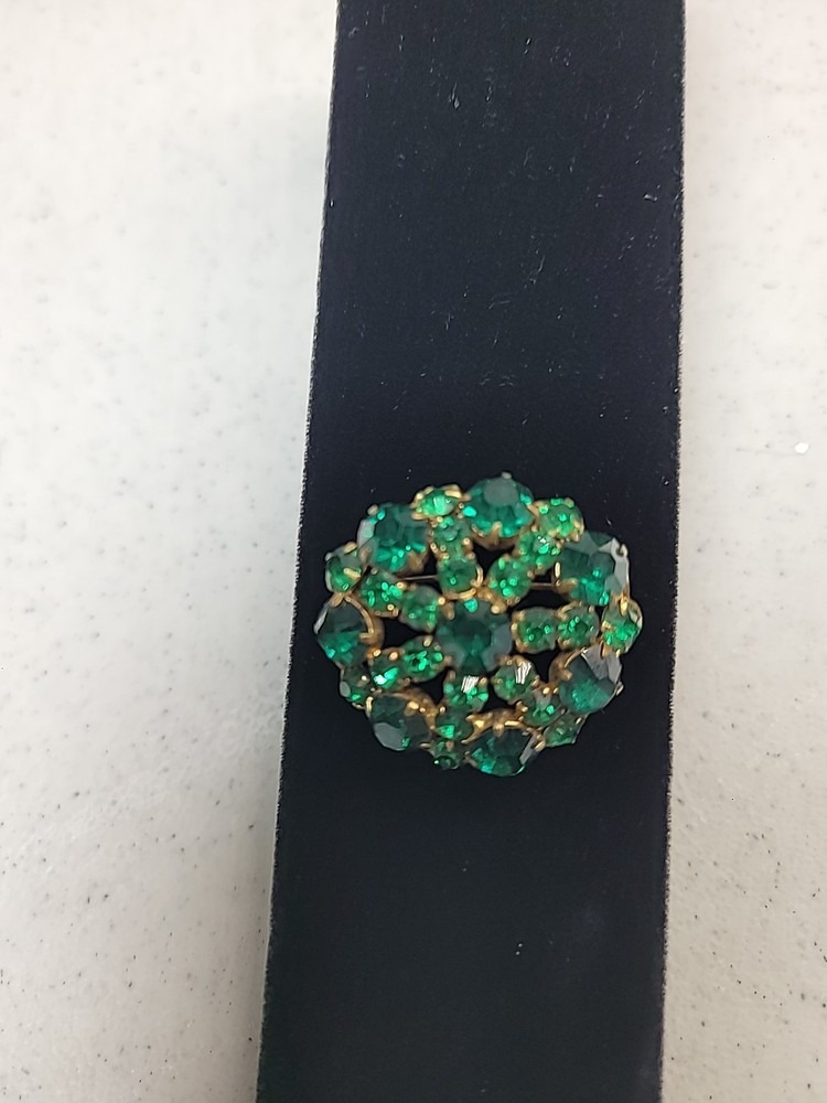 Vintage Gold Tone Green Emerald Faceted Glass Cluster Brooch Pin 1.5 Inches