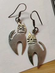 Adorable Vintage ALPACA Stamped Stylized 1¾” Kitty Cat Dangle Earrings!
