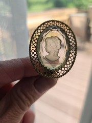 Vtg WHITING & DAVIS Reverse Carved Glass CAMEO Gold Tone Clip Earrings 1-1/8”