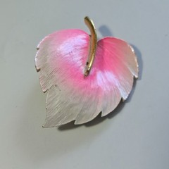 Lind-gal Gold Tone Pink White Enamel Textured Flower Leaf Brooch Vintage 1960’s