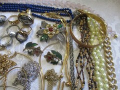VINTAGE JEWELRY LOT 50 ALL SIGNED AVON NECKLACE BRACELET BROOCH PIERCED EARRINGS