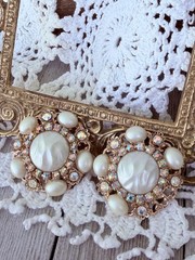 Vintage Faux Mabe Pearl AB Rhinestone Gold Tone Clip On Earrings 1.5″