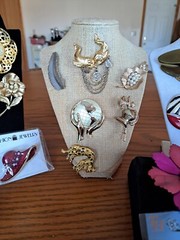 Brooches Vintage Varies Unique Designs & Styles 30 Brooches In This Grouping
