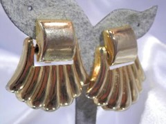 Gold Tone Dangly Doorknocker Shell Sooo Pretty Vintage 80’s Earrings 595a2