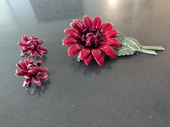 VINTAGE 1960s LARGE RED ENAMELED MULTI-LAYER FLOWER BROOCH & EARRINGS T14