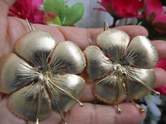 Vtg 80s Runway Couture Large Gold Tone Metal Earrings Daysy Flush Flower