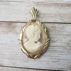Vintage Pendant – Large Cameo Style Gold Tone with Cream (No Chain Included)