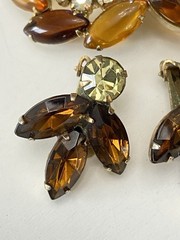 VTG BROWN AMBER AURORA COLOR BOREALIS BROOCH & CLIP ON EARRINGS