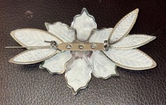 VINTAGE RESIN POINSETTIA LIGHTWEIGHT BROOCH Clothing Accessory Pin