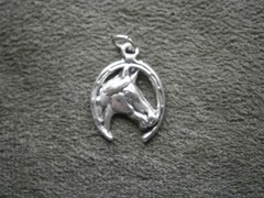 Horse Head in Horseshoe Vintage Silvertone Bracelet Charm Pendant 1.1g
