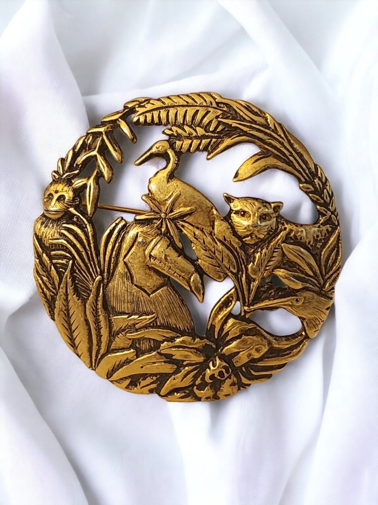 VINTAGE TONA SIGNED GOLDTONE CIRCLE JUNGLE BROOCH