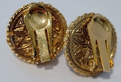 Vintage Tacoa Clip-on Earrings ~ Faux Pearls w/Gold Band ~ 7/8″ D ~ in Box ~ EUC