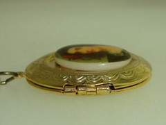 LOVELY VINTAGE 1960’S ERA PICTURE LOCKET NECKLACE!