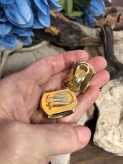 Vintage I.N.A.R Gold tone Ribbed Scalloped Clip on Earrings 15.3g, 1 1/8″ Italy