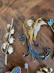 Spectacular lot of assorted vintage brooches