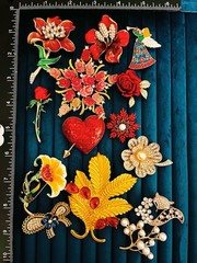 14pcs Red and Gold Floral Brooch Collection – Elegant Heart Fox Angel