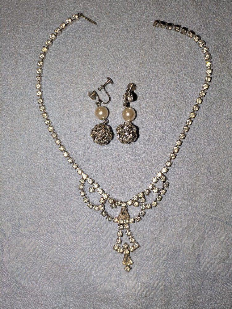 VINTAGE RHINESTONE NECKLACE & DANGLE SCREW ON EARRINGS SET RETRO GLAMOROUS