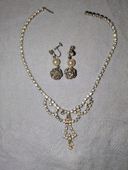 VINTAGE RHINESTONE NECKLACE & DANGLE SCREW ON EARRINGS SET RETRO GLAMOROUS