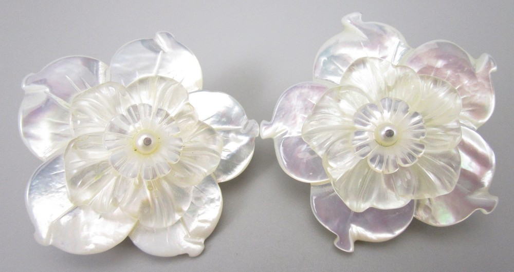BEAUTIFUL LARGE 1 5/8″ CARVED MOTHER OF PEARL FLOWER CLIP ON EARRINGS