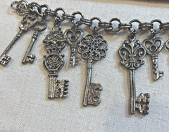 Vintage Key Silver Tone Seven Charm Silver tone Bracelet 6.5″