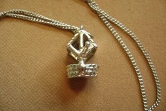 VINTAGE WISHING WELL GOOD LUCK SILVER TONE CHAIN CHARM PENDANT NECKLACE!!!