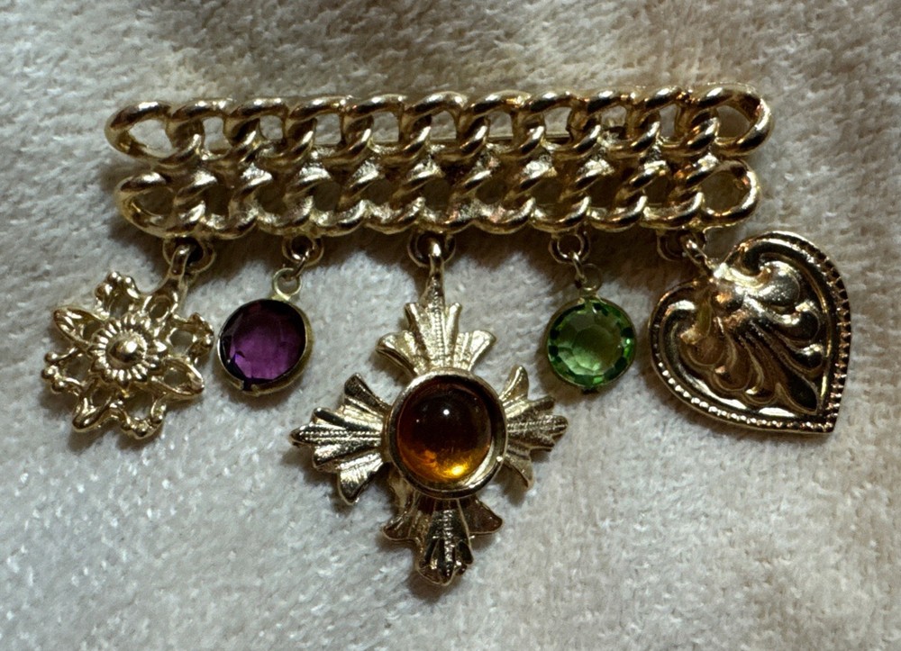 1988 D & E Juliana DeLizza and Elster Soldered Chain Bar Pin Dangling D&E Charms