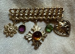 1988 D & E Juliana DeLizza and Elster Soldered Chain Bar Pin Dangling D&E Charms