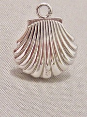VINTAGE 925 STAMPED STERLING 9 MM FINE CULTURED PEARL IN CLAM SHELL CHARM