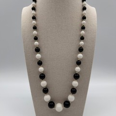 Vintage Black White Graduated Bead Necklace Gold Tone Spacers Single Strand 24″