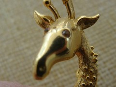 VTG Lg Linda Gal Goldtone Giraffe Pin Brooch Textured Crystal Eyes – SIGNED LG