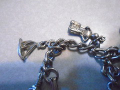 VINTAGE WESTERN THEME CHARMS BRACELET has Kentucky Charm on it