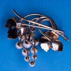 Vintage Grape Cluster Brooch Pin Gold Tone Pearl Leaves 2.25″ Botanical Jewelry