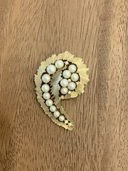 Vintage Crown Trifari Gold Tone Faux Pearl Cluster Rhinestone Leaf Brooch Pin