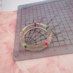 VTG 1960’s Clear Lucite Resin Dried Multicolor Flower 7 3/4″ Bangle Bracelet