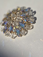 Vintage Aurora Borealis Rhinestone Crystal Wreath Circle Brooch Pin Gold Tone
