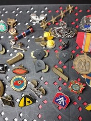 Lot Over 40 Pins Mostly Military Pins Militaria Lot AAB 16