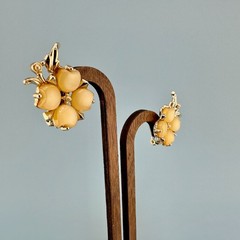 Vintage Earrings Thermoset Clover Flower Gold Tone Clip On Faux Seed Pearl