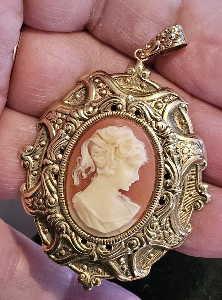 Vintage Retro Ornate CAMEO PENDANT Carved Lady Acrylic/Resin Gold Tone ESTATE
