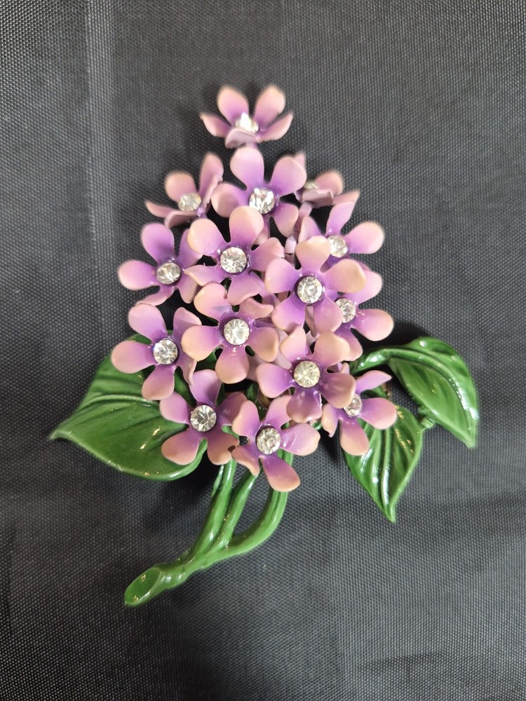 VTG ENAMEL GLASS PINK VIOLETS HYDRANGEA LILACS FLOWER BOUQUET CLUSTER BROOCH